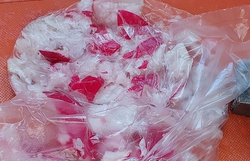 1. Этап. Салат с чукой, редисом и киноа: Сначала нужно сварить киноа по инструкции на упаковке. У меня было указано 12 минут. Пока варится киноа, займемся другими ингредиентами. Редис вымыть, срезать все лишнее. Поместить в пакет и с помощью молотка измельчить в мелкую крошку. Дополнительно крупные части порезать ножницами или ножом.