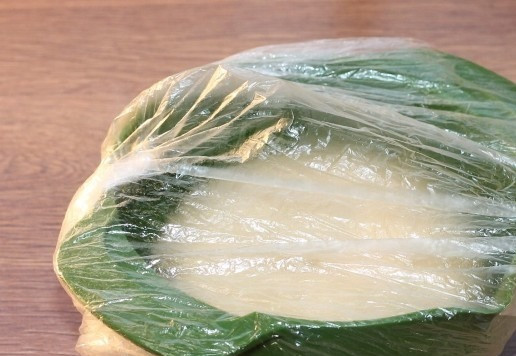 1. Этап. По мотивам кребли или вергуны: 8. Смазать миску и тесто растительным маслом (0,5 ст. л.), накрыть прозрачным пакетом и оставить минут на 30. За это время мука окончательно впитает всю жидкость и тесто станет еще пластичнее.