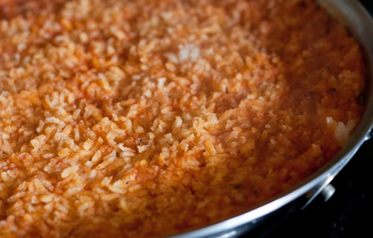 1. Этап. Рис по-мексикански: Через 50 минут снять крышку и помешать рис. Проверьте, сырой он или нет. Если сырой, накройте крышкой и варите ещё 5 минут.