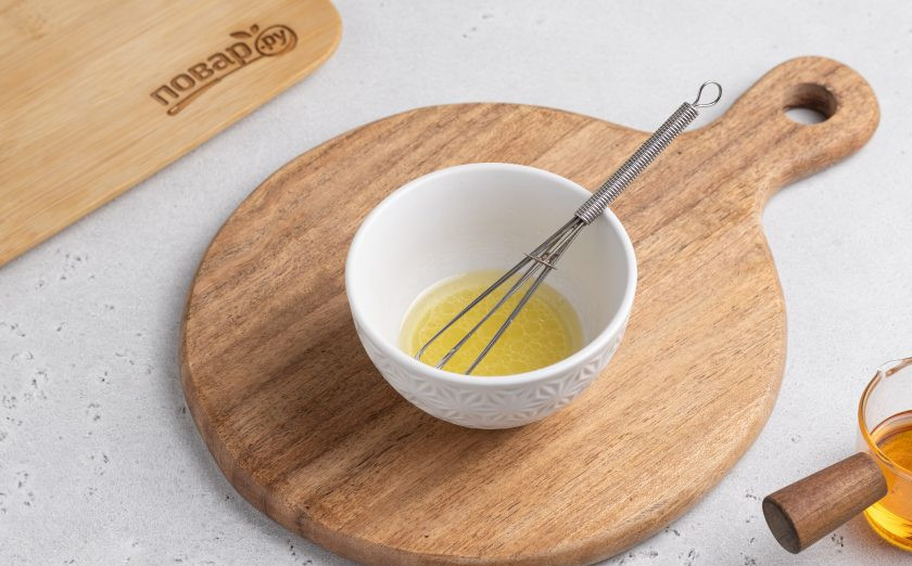 1. Этап. Салат с помело и виноградом: Для заправки смешайте лимонный сок с оливковым маслом и сиропом топинамбура.