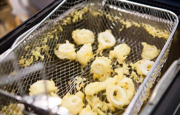 1. Этап. Кальмары в темпуре: 4. Обжаривайте кальмары от 45-60 секунд.