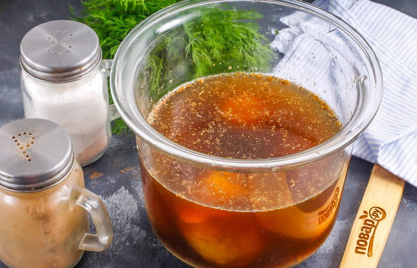 1. Этап. Маринованные яйца по-китайски: Выложите в емкость отварные куриные яйца и поместите емкость в холодильник минимум на сутки. Переверните в течение этого времени яйца несколько раз.