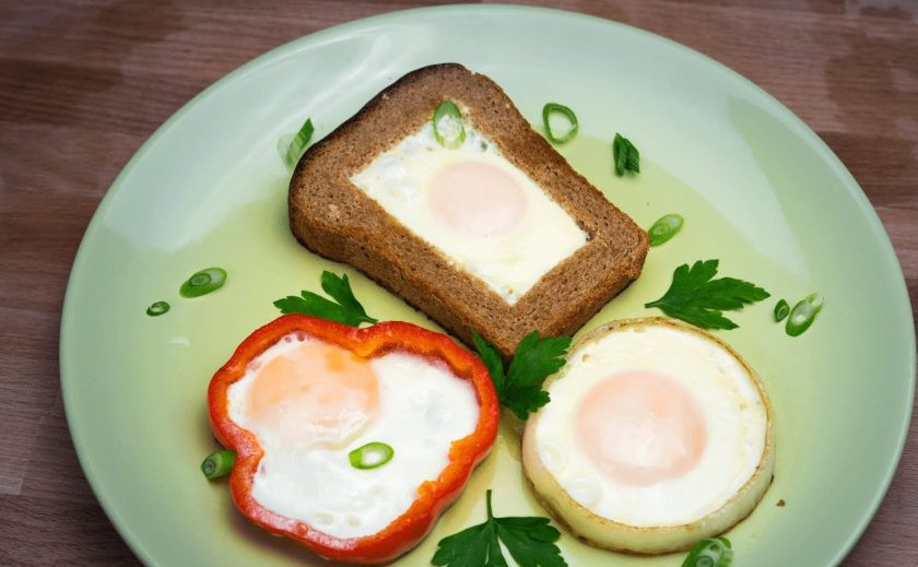 1. Этап. Яичница в хлебе, перце и луке: 4. Следите, чтобы основа не подгорела. Посолите и поперчите по вкусу. Приятного аппетита!