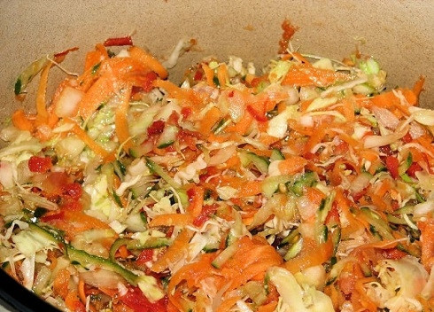 1. Этап. Салат Кубанский на зиму: Добавим к овощам соль, сахар, уксус и масло. Можно добавить перец черный горошком, лавровый лист. Оставим салат минут на 30, пусть овощи дадут сок. Затем доводим до кипения и варим минут 20.