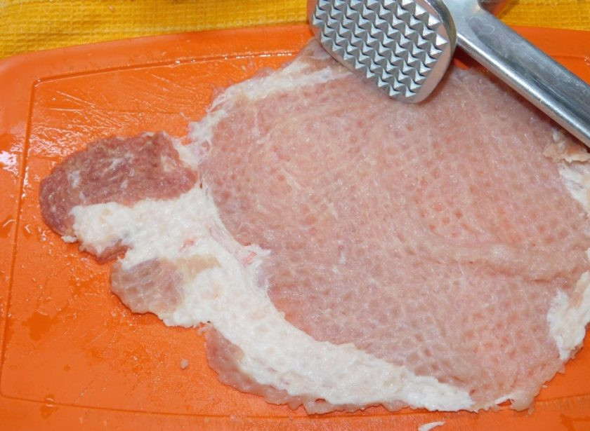 1. Этап. Фаршированные свиные отбивные: Свинину нарежьте на порционные куски и отбейте.