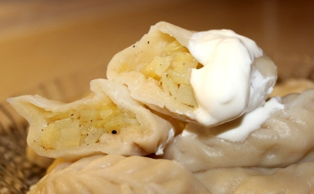 1. Этап. Вареники с сырой картошкой: Вареники с сырой картошкой следует варить в слегка подсоленной воде в течение 12-15 минут и подавать со сметаной или со шкварками. Приятного всем аппетита!