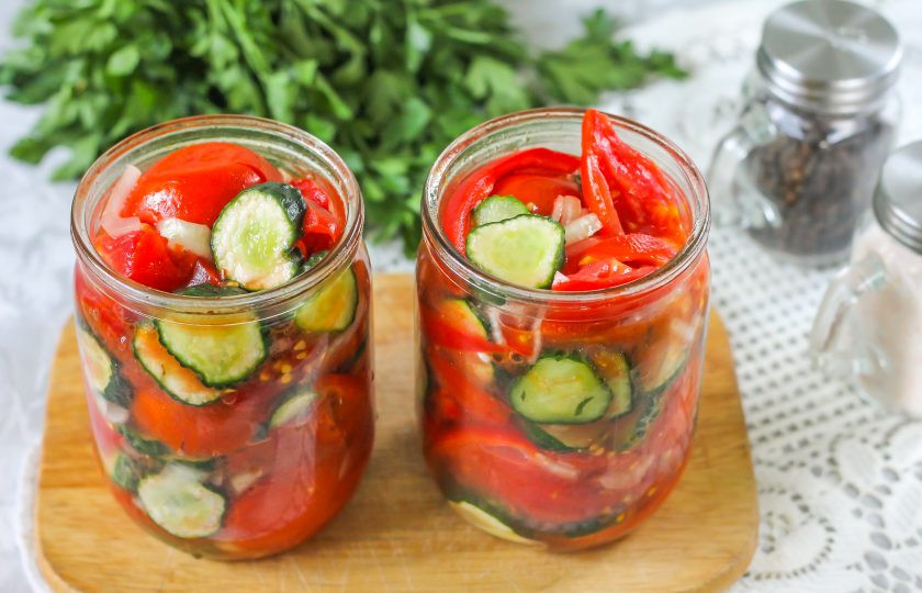 1. Этап. Салат из перцев, огурцов и помидоров на зиму: Промойте банки и спустя указанное время, выложите нарезки в емкости, плотно вдавливая их туда. Залейте оставшийся в емкости сок в банки до верха.