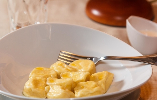 1. Этап. Пельмени с творогом: 12. Подавайте пельмени сразу, смазав их кусочком сливочного масла, можно со сметаной.