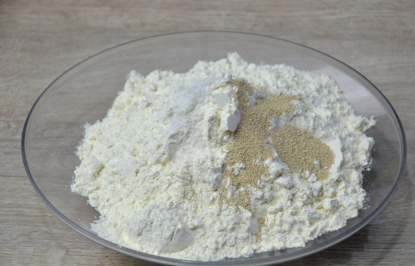 1. Этап. Марроканские лепешки Батбуты: Смешайте все сухие ингредиенты: муку, дрожжи, соль.