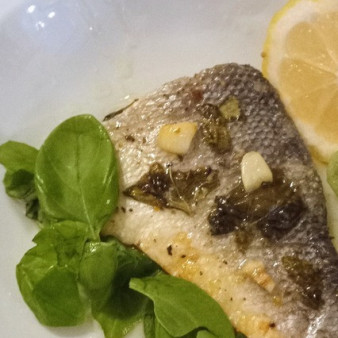 Морской окунь под сливочно-лимонно-чесночным соусом