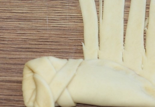 1. Этап. Плетеные булочки на молоке с начинкой: 15. Смотрите видео.