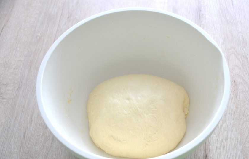 1. Этап. Батон на закваске: В процессе брожения сделайте 2 обминки теста методом 