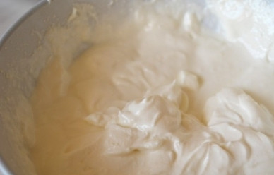 1. Этап. Творожно-банановый десерт: И взбиваем блендером до получения пышной однородной массы.