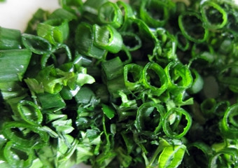 1. Этап. Окрошка на кефире и минеральной воде: 5. Возьмите зеленый лук и укроп. Помойте в проточной воде. Обсушите бумажным полотенцем. Нарежьте мелко зеленый лук. Укроп порежьте как можно мельче.