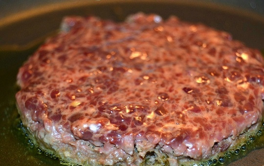 1. Этап. Печеночники: 5. Минуты через 3, когда низ схватиться, фольгу можно убрать. Жарьте на среднем огне.