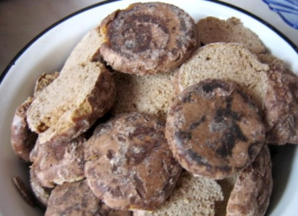 1. Этап. Торт из шоколадных пряников: Пряники для торта из шоколадный пряников разрезать вдоль. Толщина куска – около 5 мм. Бананы тонко нарезать.