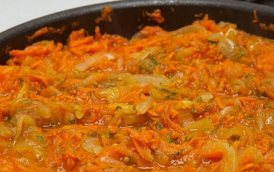 1. Этап. Подлива к тефтелям: Овощной соус приправьте по вкусу, перемешайте и доведите до кипения. Затем уменьшите огонь, и пусть соус кипит в течение 10 минут, потом выключите плиту.