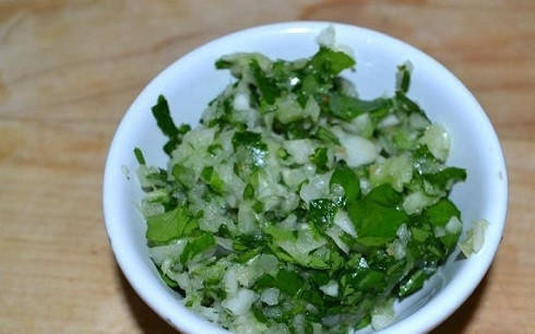 1. Этап. Минестроне классический: Измельчаем лук, зелень петрушки и базилика.