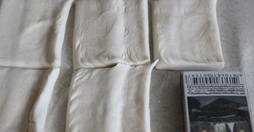 1. Этап. Слойки из слоеного теста: Тесто раскатайте и нарежьте квадратами. Яблоко очистите от семечек и нарежьте на 8 долек.