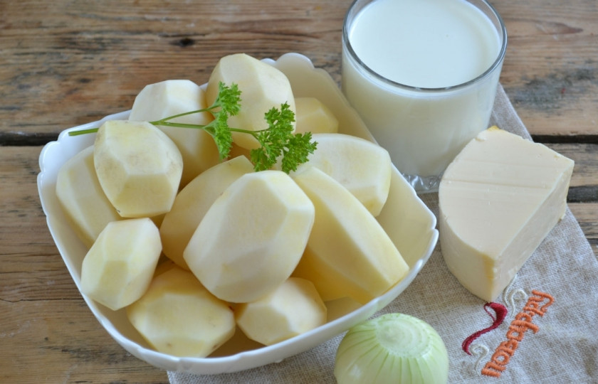 1. Этап. Картошка под соусом Бешамель: Подготовьте необходимые ингредиенты. Лук и картофель очистите от кожуры и хорошо помойте.