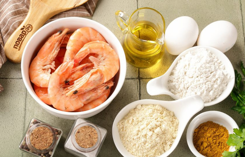 1. Этап. Креветки в панировке в аэрогриле: Подготовьте все ингредиенты по списку. Креветки предварительно разморозьте в панцирях.