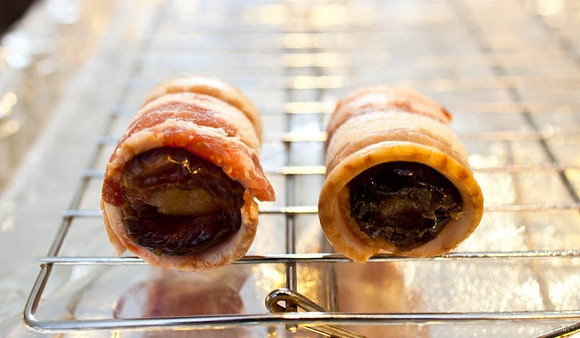 1. Этап. Закуска Необычная: 4. Горизонтально разрежьте пополам каждый ломтик бекона. Оберните финик беконом, а затем выложите на решетку. Внизу установите противень, застеленный фольгой.