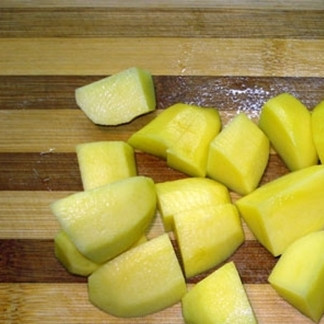 1. Этап. Гороховый суп с копчеными ребрами: Нарезаем картошку и добавляем в суп. Варится она должна минут так 10.