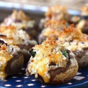 Грибы, фаршированные беконом