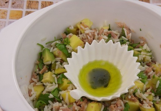 1. Этап. Салат с рисом, тунцом и манго: Смешать оливковое масло, бальзамик и лимонный сок. Полученным соусом заправить салат.