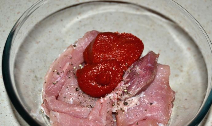 1. Этап. Мясо на шпажках в духовке: Кладем нарезанное мясо в глубокую миску, солим, перчим и добавляем томатную пасту.