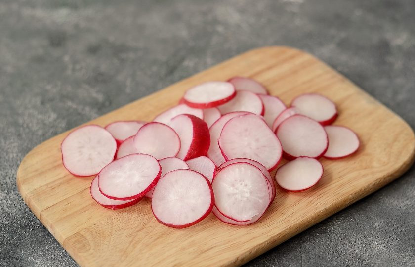 1. Этап. Салат с маринованной редиской: Редиску помойте, нарежьте кружочками.