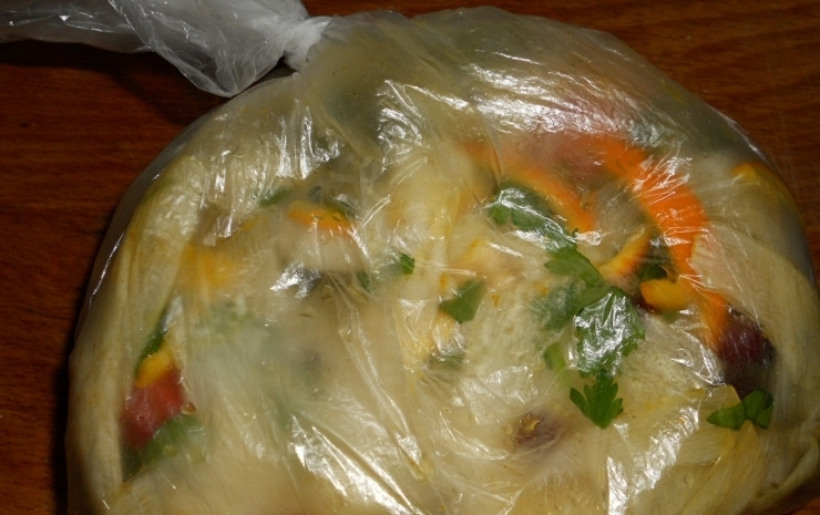 1. Этап. Салат из дайкона на зиму: Сварите маринад. Растворите на огне в кастрюле воду с сахаром, солью и саке. Затем маринад остудите. Влейте его к ингредиентам в плотный пакет.