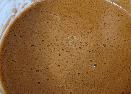 1. Этап. Печенье Картошка: В маргарин тонкой струйкой вливаем сироп.