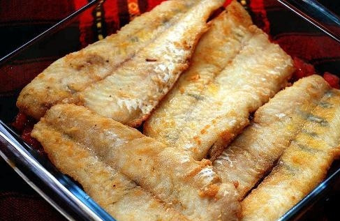 1. Этап. Морской судак в духовке: Затем выкладываем обжаренное филе морского судака.