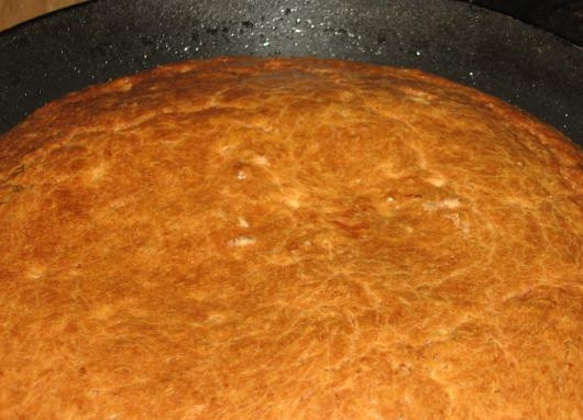 1. Этап. Быстрый рыбный пирог: Смажьте растительным маслом форму для запекания, вылейте в нее тесто. Разогрейте духовку до двухсот градусов и выпекайте в ней рыбный пирог около тридцати минут.