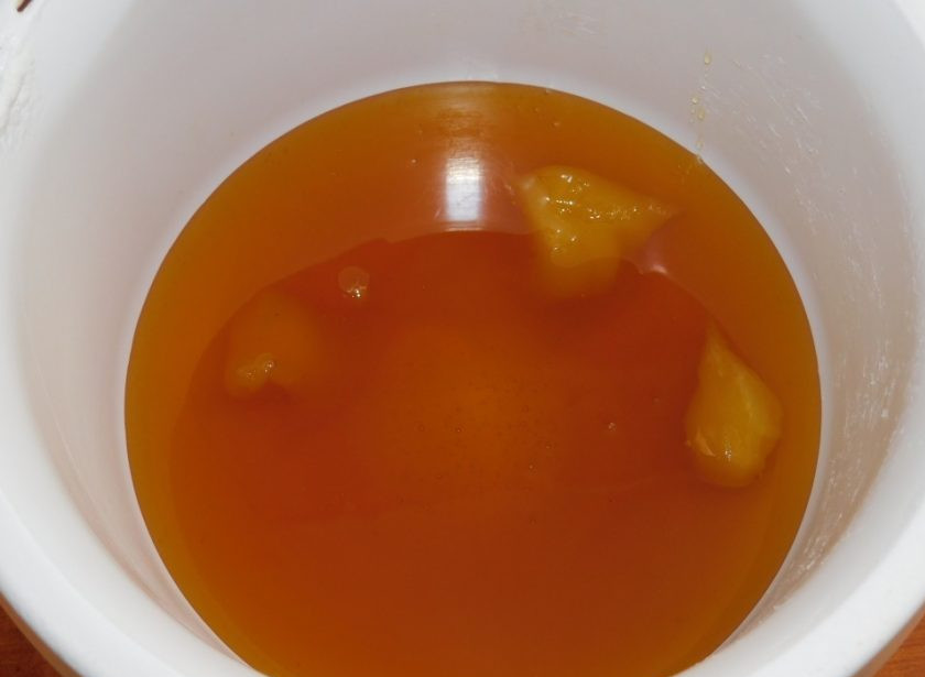 1. Этап. Крем-мёд с ягодами: Соединяем обычный жидкий и засахаренный мед. Взбиваем все несколько минут. Во время взбивания мед станет пышнее и побелеет.