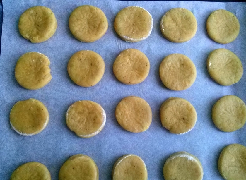 1. Этап. Пряники классические: Разогрейте духовку до 200 градусов. Выложите заготовки пряников на противень, застланный пергаментом, и выпекайте в разогретой духовке в течение 12-15 минут.