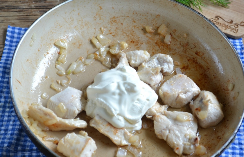 1. Этап. Куриная грудка в соусе на сковороде: Добавьте сметану, перемешайте и тушите 5 минут.
