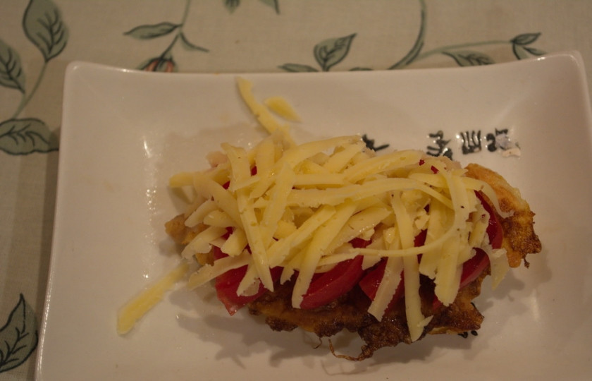 1. Этап. Отбивные с помидорами и сыром: 5. Затем на каждую готовую отбивную выложите по кусочку нарезанного помидорчика. Посыпьте тертым сыром. Поставьте в микроволновку на 30 секунд. Сыр расплавится и можно подавать.