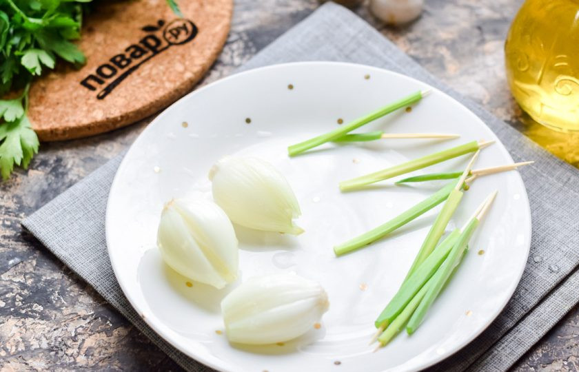1. Этап. Салат Подснежник с печенью: Подготовьте лук и стебли зеленого лука. В стебли лука проденьте шпажки и нанизайте головки лука.