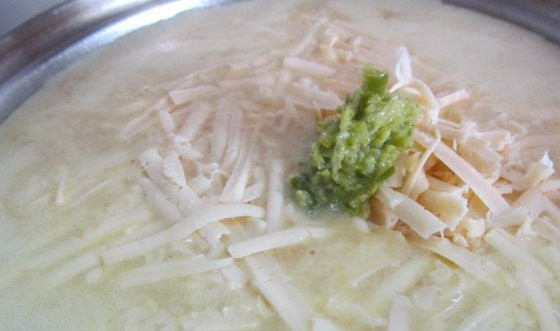 1. Этап. Сырный суп с крабовыми палочками: Теперь переложите взбитый суп обратно в кастрюльку и снова доведите до кипения. Натрите на крупной терке сыр любого твердого сорта. Добавьте сыр в кастрюльку. Туда же выложите измельченный чесночок, посолите и поперчите по вкусу.