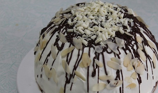 1. Этап. Торт Панчо: Полить торт шоколадом и украсить обжаренными лепестками миндаля. Я добавила немного белой шоколадной стружки. Убираем в холодильник на 20 минут. Можно ставить чай!