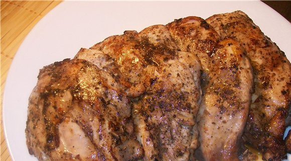 1. Этап. Куриная грудка в вине: Как только мясо замариновалось, выкладывайте его на сковородку. Можете проверить степень маринада, проколов мясо и посмотрев на выделяющийся сок. Прожаривайте мясо со всех сторон, уделяя каждой стороне по 4 минуты жарки.