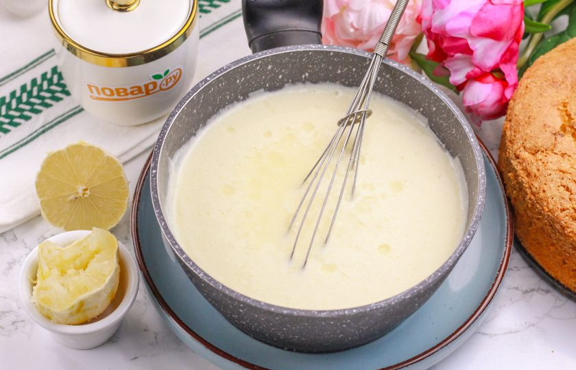 1. Этап. Лимонный бисквит: Аккуратно все взбейте венчиком прямо в емкости и поместите емкость на плиту, включая средний нагрев.