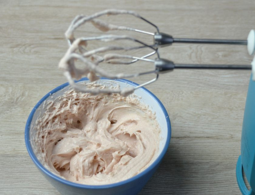 1. Этап. Макаронс на итальянской меренге: Достаньте из холодильника шоколадно-клубничную начинку, взбейте ее миксером до пышности, переложите в кондитерский мешок.