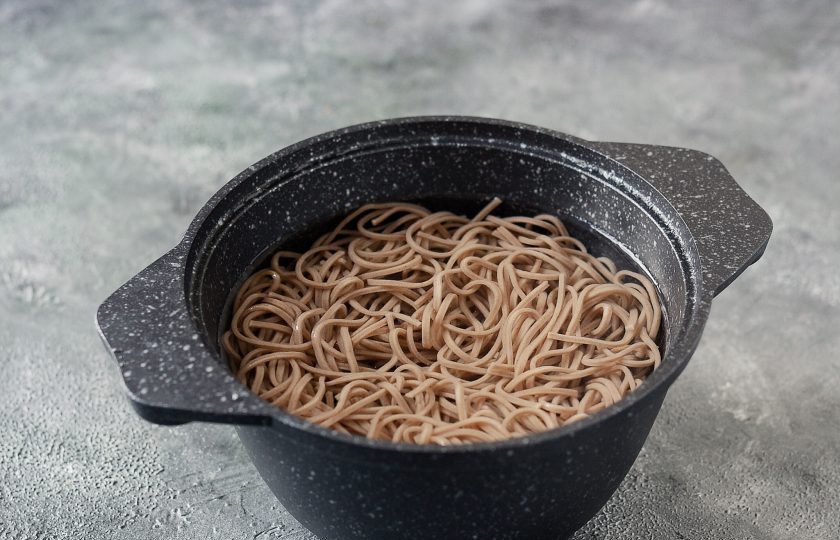 1. Этап. Гречневая лапша вок с овощами: Гречневую лапшу отварите по инструкции в кипящей подсоленной воде. Затем слейте воду и промойте лапшу в холодной воде.