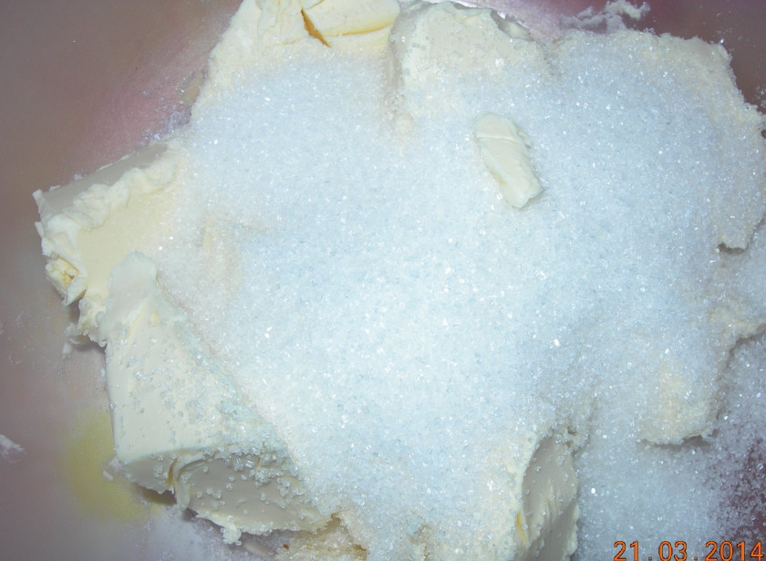 1. Этап. Кекс  Трио: Растереть масло и сахар. Добавить яйца, перемешать. Добавить разрыхлитель и муку, замешать некрутое тесто.