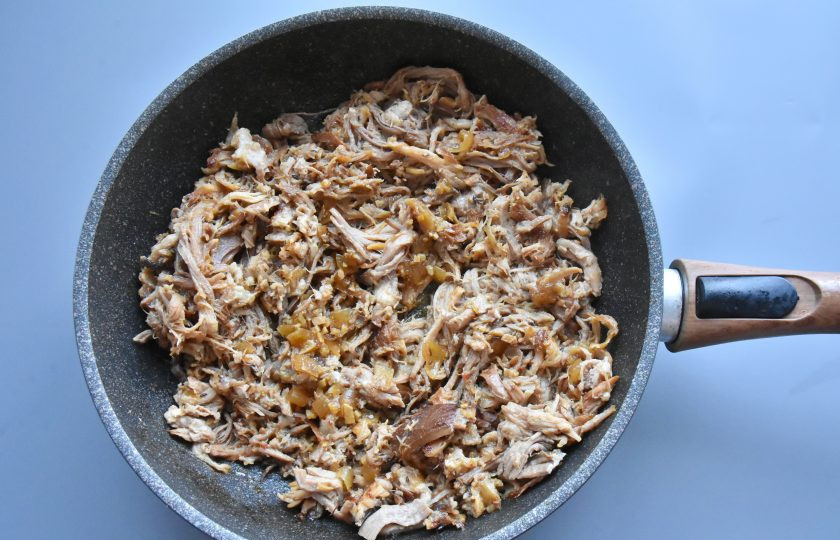 1. Этап. Рваная свинина: Для придания мясу хрустящей корочки обжарьте разобранную на волокна свинину в сковороде. Для сочности влейте в мясо часть соуса, оставшегося после тушения мяса.