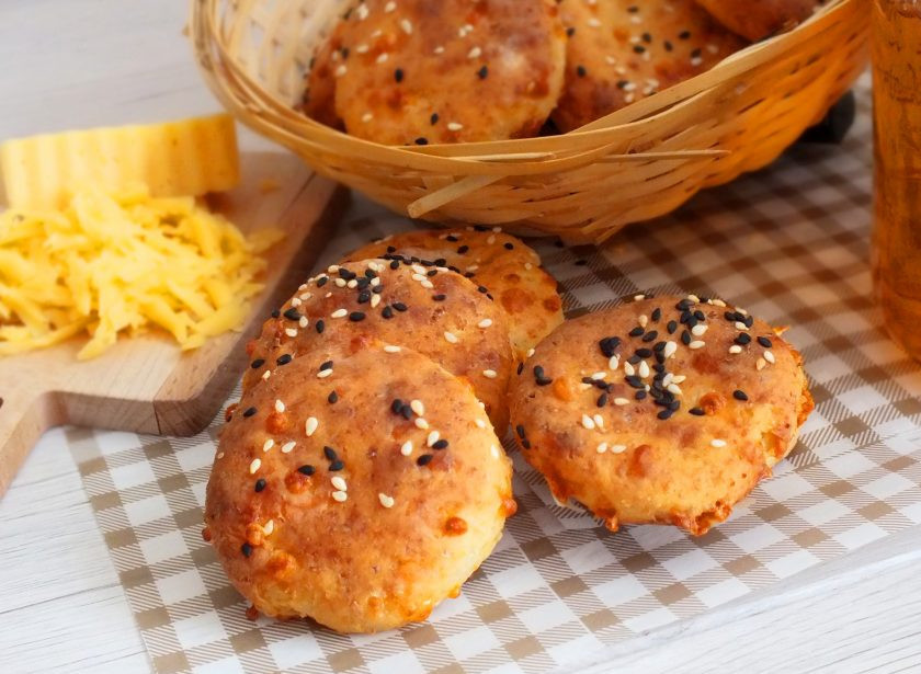 1. Этап. Творожное печенье с сыром: Подавайте печенье с любимыми напитками. Приятного аппетита!