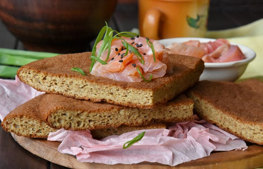 1. Этап. Лепешка без муки на сковороде: Такую лепешку можно дополнить льняным семенем или прованскими травами. Разрежьте ее на 4 части и используйте для приготовления бутербродов.